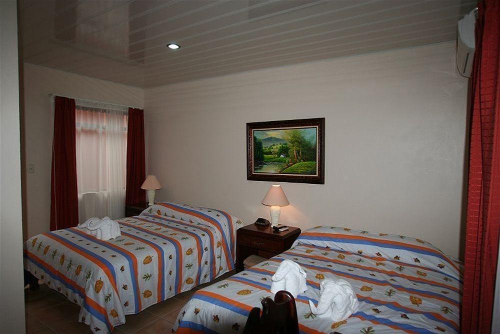 Hotel La Choza Inn La Fortuna Exterior photo